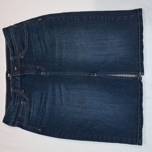Women's Gap Denim Skirt. Dark Wash. Size 8.